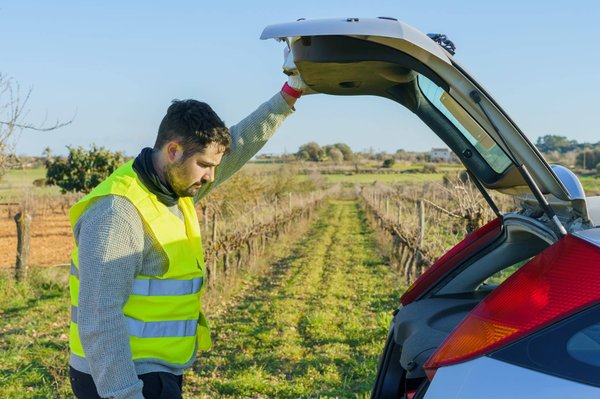 Quels postes clés sont disponibles dans le domaine de l'automobile à Saumur ?