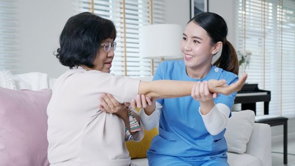 Quels sont les services proposés par les entreprises d'aide à domicile et comment les choisir ?